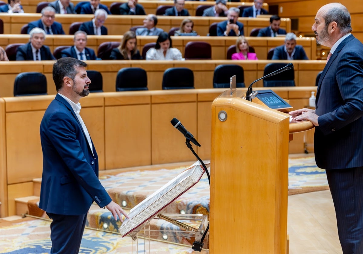 Luis Tudanca toma posesión de su escaño en el Senado