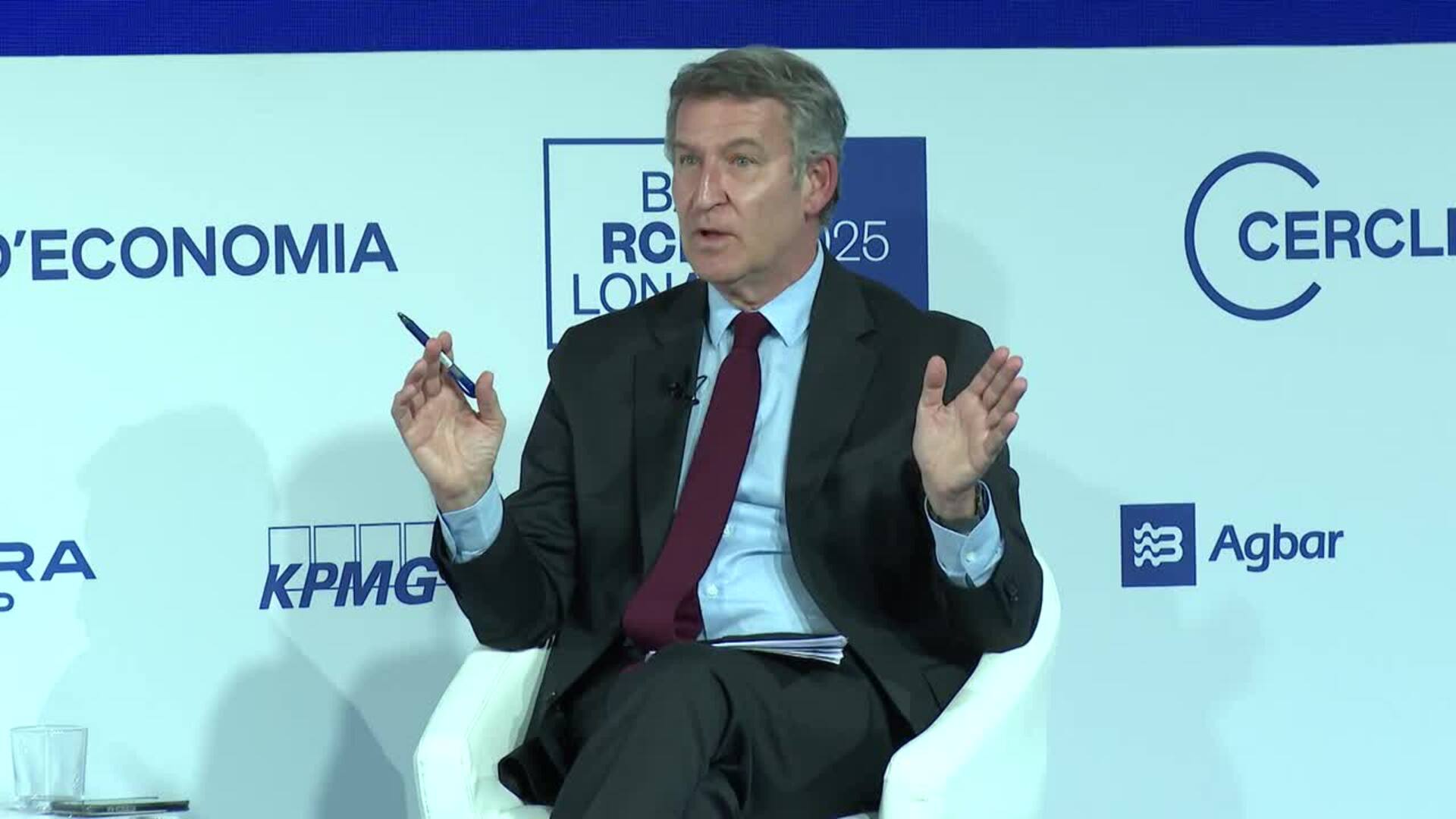 Feijóo ve en la consulta sobre la OPA de BBVA a Sabadell &quot;una frivolidad&quot;