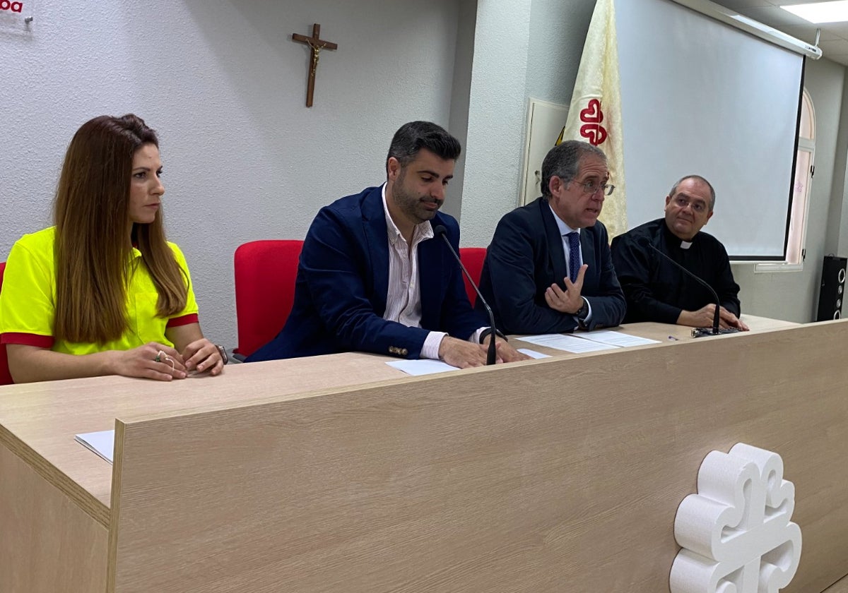 Darío Reina junto a Salvador García , en el centro, Vanessa Lugo y Antonio Jesús Reyes en la sede de Cáritas