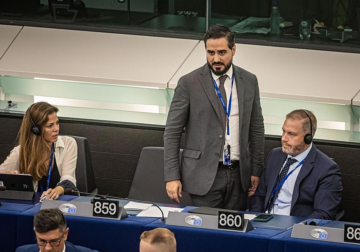 Nora Junco, Alvise Pérez y Diego Solier, en el Parlamento Europeo