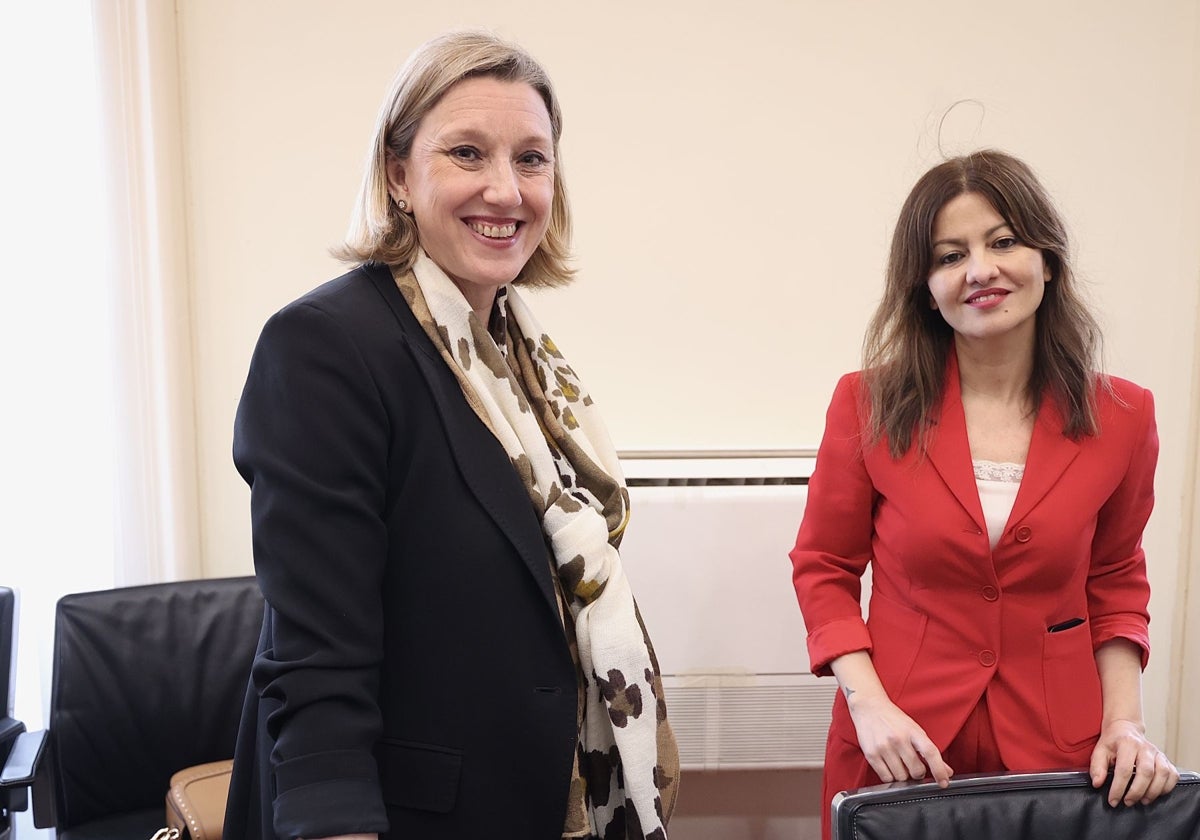 La vicepresidenta de la Junta y consejera de Familia e Igualdad de Oportunidades, Isabel Blanco, con la ministra de Juventud e Infancia, Sira Abed Rego