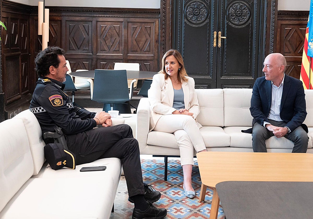 La alcaldesa de Valencia, María José Catalá, se reúne con el nuevo jefe de la Policía Local de la ciudad, Ángel Albendín