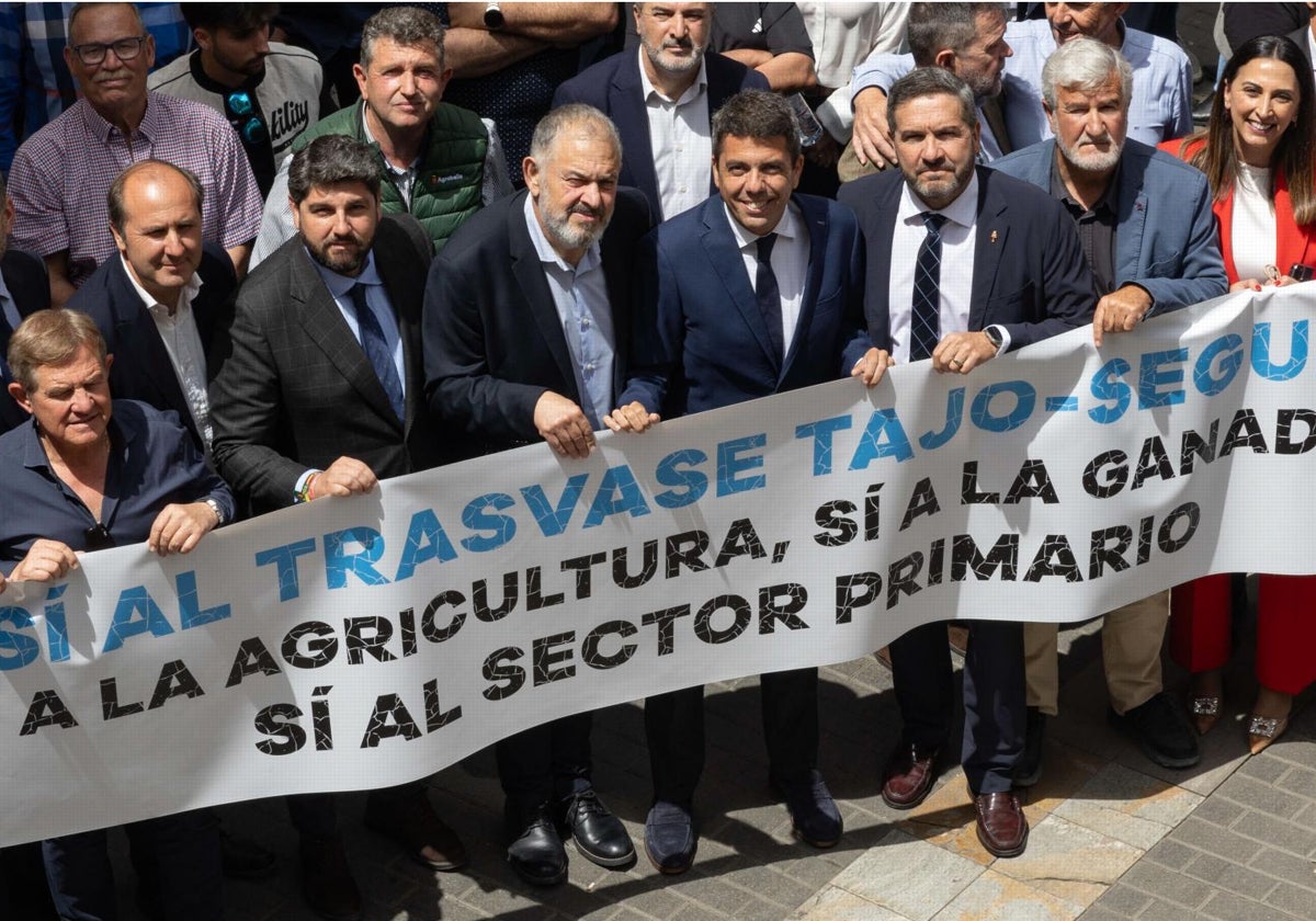 Los presidentes autonómicos Carlos Mazón y Fernando López Miras, el consejero andaluz Ramón Fernández-Pacheco y los dirigentes de los regantes, en la protesta de este martes en Murcia