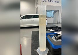 Repostan en una gasolinera 'low-cost' y acaban con los coches en el taller: «Era tres partes de agua»