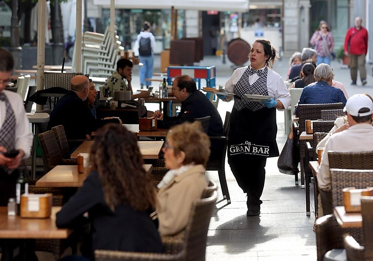 El sector servicios es el que ha experimentado un mayor descenso del desempleo en Córdoba
