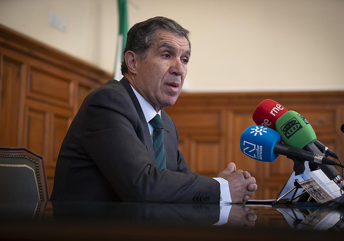 Lorenzo del Río, presidente del TSJA, durante la rueda de prensa