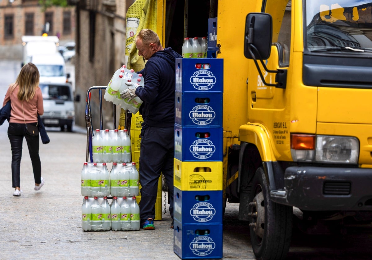 En la foto, trabajadores transportando mercancía