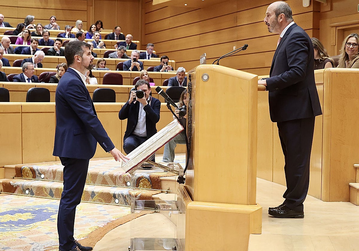 El socialista Luis Tudanca toma posesión de su escaño