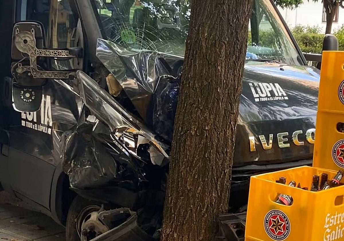 La camioneta de reparto de cerveza que se ha estrellado con un árbol en la calle Sagunto