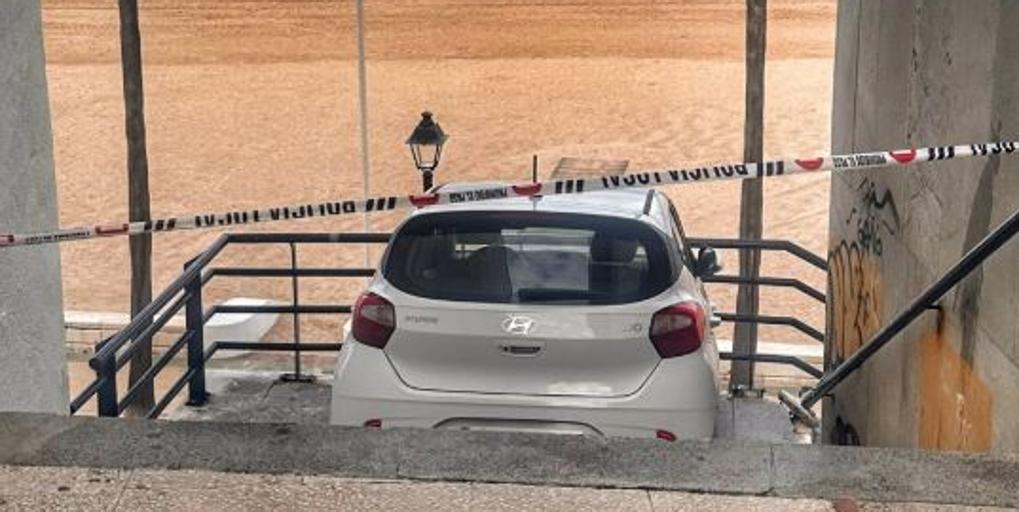 Un conductor ebrio empotra su coche en las escaleras del paseo marítimo de Rota