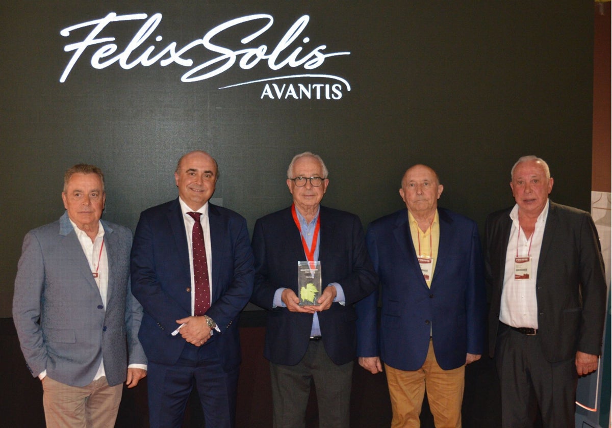 Fenavin premia a Félix Solís por ser uno de los principales actores mundiales en el sector del vino