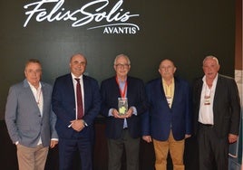 Fenavin premia a Félix Solís por ser uno de los principales actores mundiales en el sector del vino