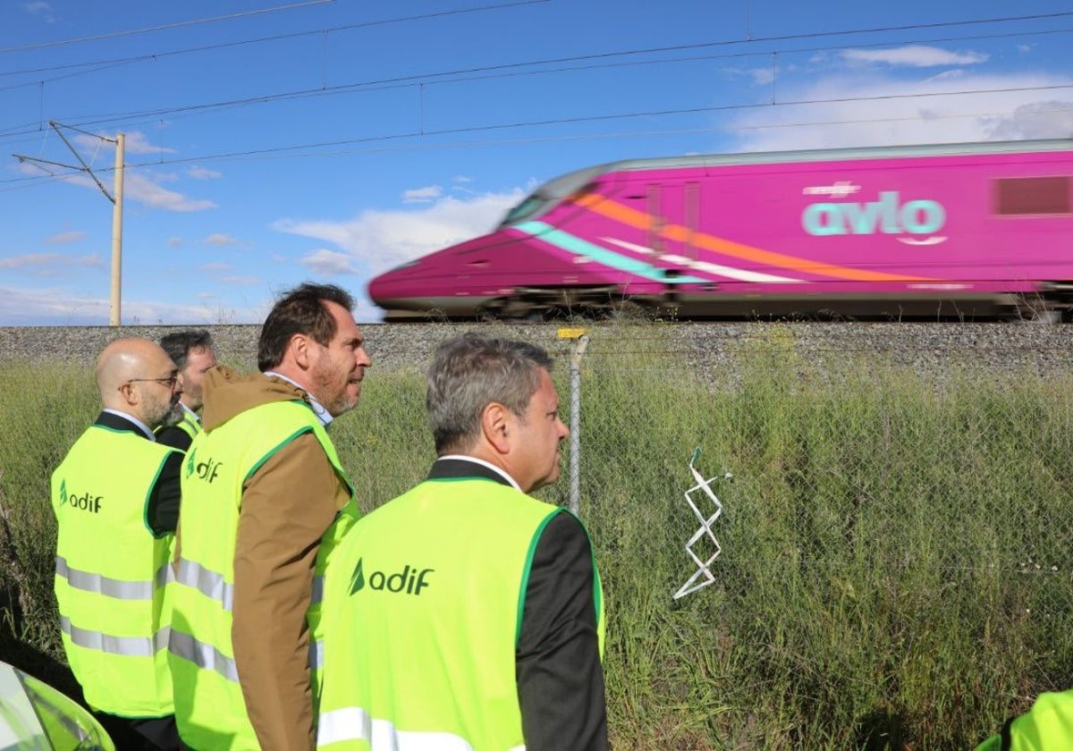 Óscar Puente se desplazó hasta Manzaneque para ver 'in situ' la zona donde se produjo el robo de cable en la línea de AVE
