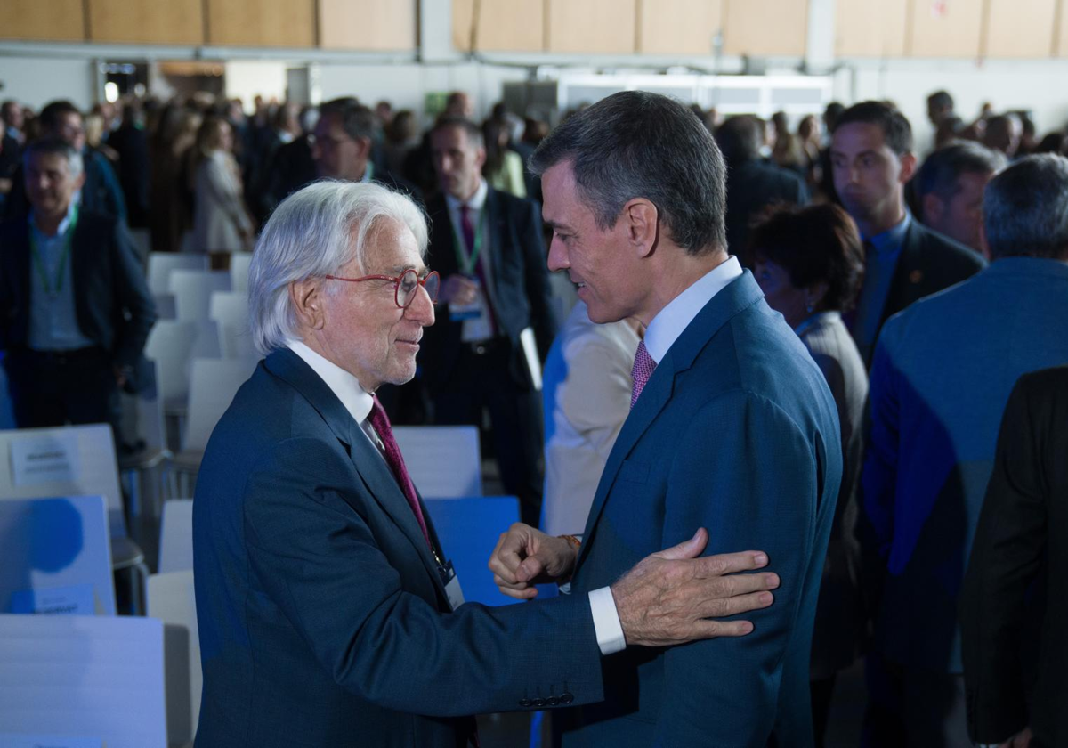 Josep Sánchez-Llibre, presidente de Fomento del Trabajo, saluda a Pedro Sánchez, presidente del Gobierno, el martes, antes de la intervención del segundo en la reunión anual del Círculo de Economía en Barcelona