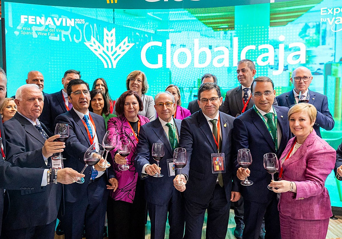 El presidente y el director general de Globalcaja brindan con las autoridades en el stand que la entidad financiera tiene en Fenavin