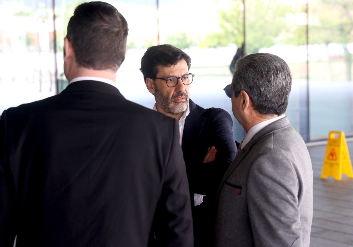 Jesús León habla con el perito Rafael Montes, en la Ciudad de la Justicia