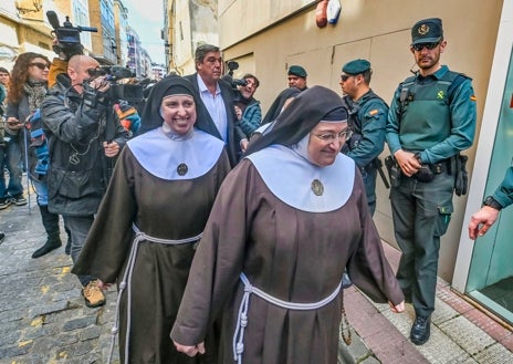 Imagen secundaria 1 - El «festival» y la «performance» de las exmonjas de Belorado en el juzgado de Briviesca