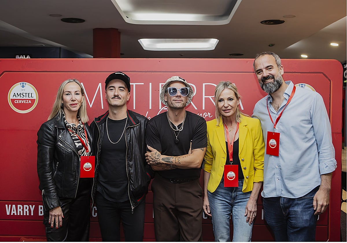 Imagen de familiares de Nino Bravo, Varry Brava y directivos de Amstel