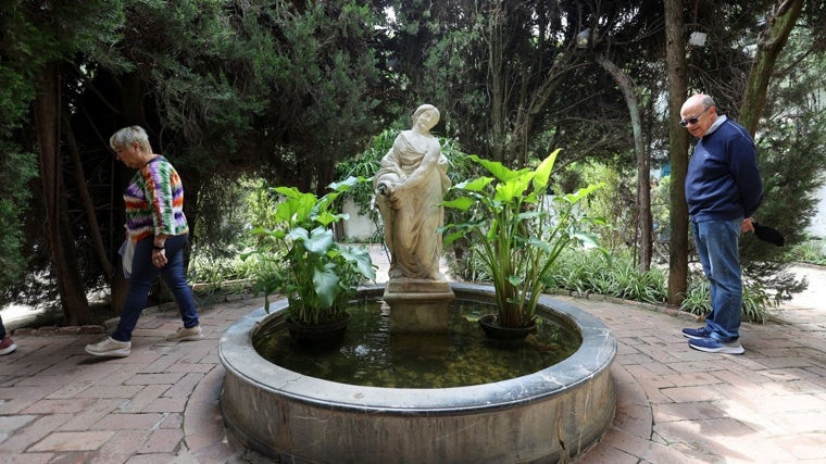Escultura entre cipreses en el patio de la madama