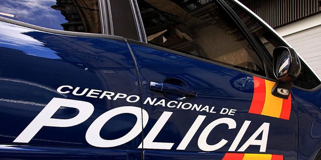 Amenaza a sus vecinos en Fuengirola y se atrinchera en el tejado con un cuchillo