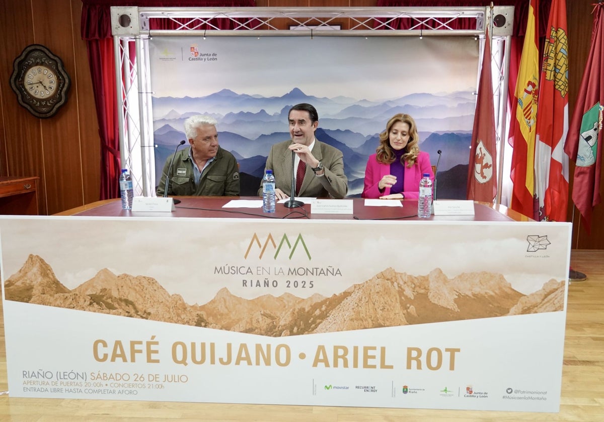 El consejero de Medio Ambiente, Juan Carlos Suárez-Quiñones y la viceconsejera de Acción Cultural, Mar Sancho, presentan la VIII Edición de Músicos en la Montaña. Junto a ellos, el alcalde de Riaño, Senén Presa