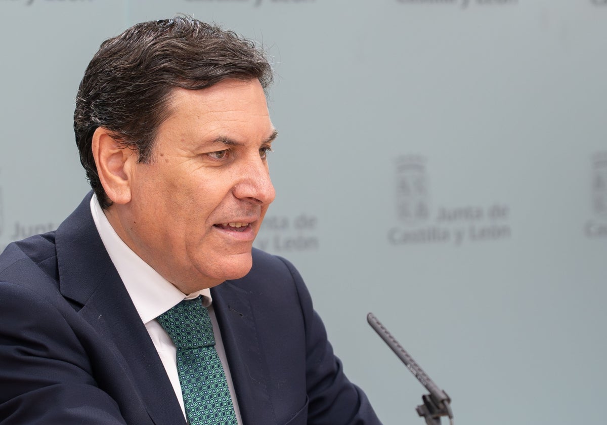 El portavoz de la Junta de Castilla y León, Carlos Fernández Carriedo, durante la rueda de prensa posterior al Consejo de Gobierno
