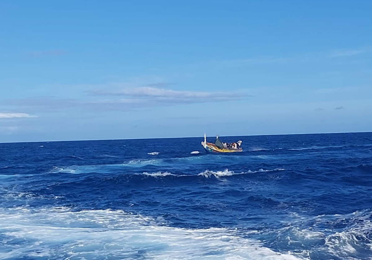 Cayuco localizado a unos 11 kilómetros al sur de la isla de El Hierro