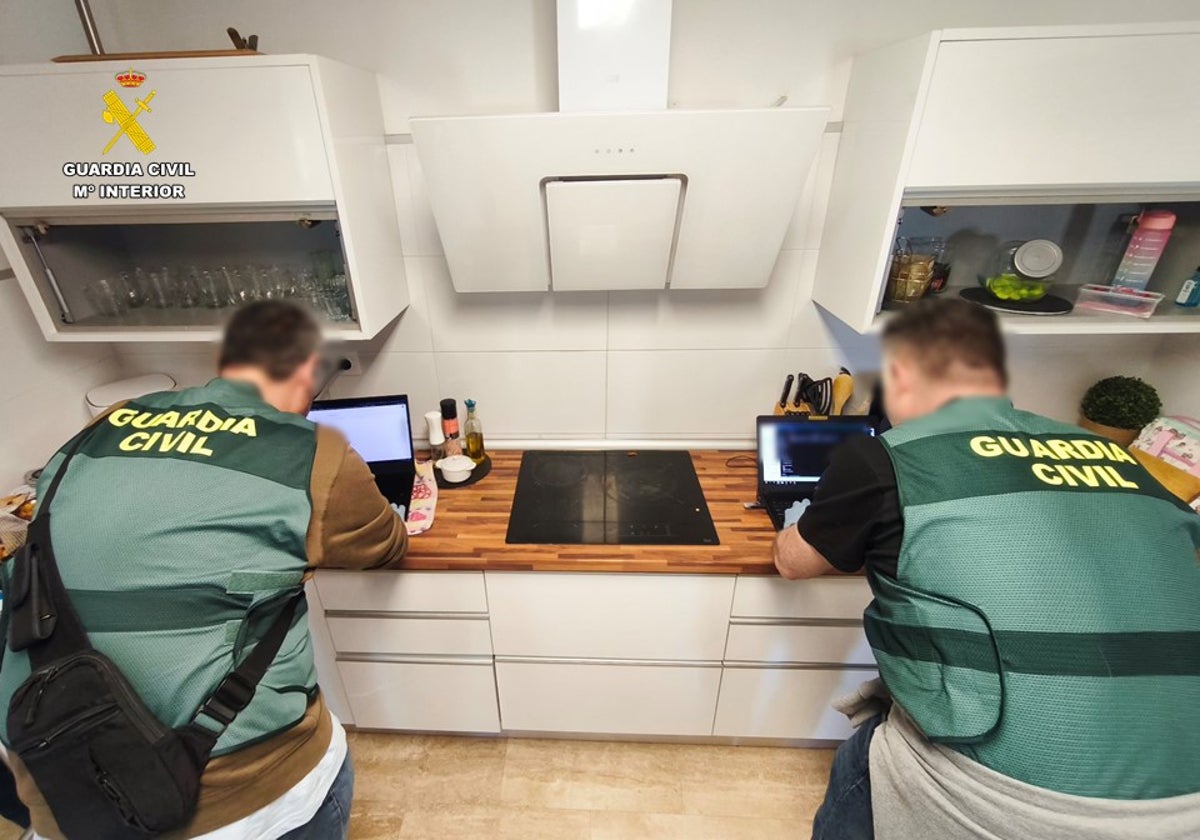 Imagen de agentes de la Guardia Civil en la operación 'Uncover'