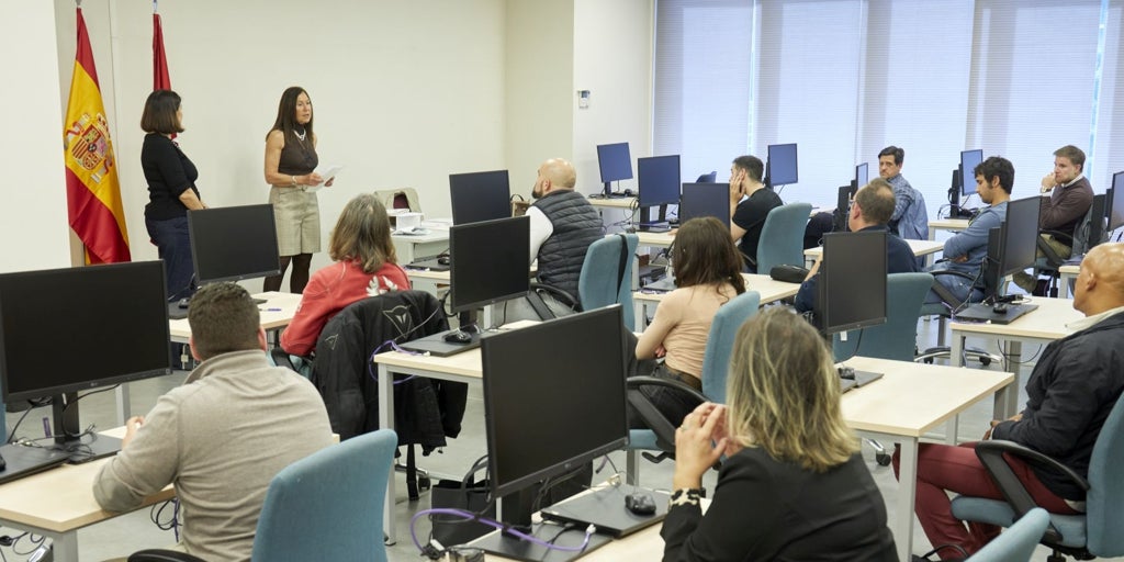 Cronología de la difícil convivencia entre el taxi y el VTC en la región madrileña