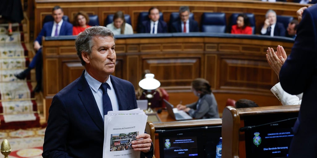Indignación en Moncloa por las alusiones de Feijóo en el debate sobre el apagón al hermano de Sánchez