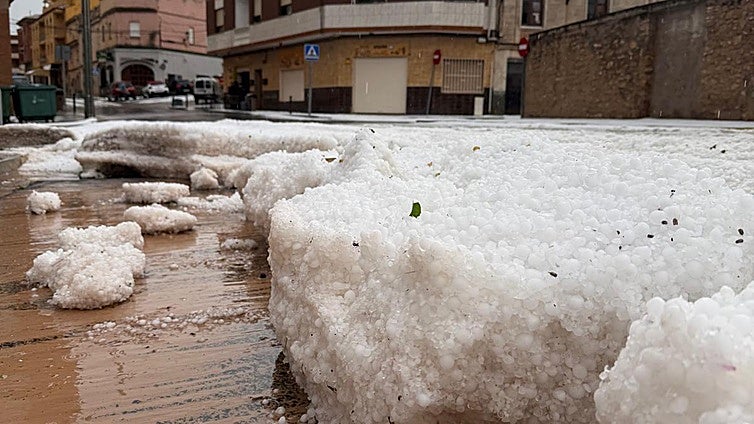 Una fuerte granizada corta el tráfico de algunos trenes y el metro en Valencia, y deja coches atrapados