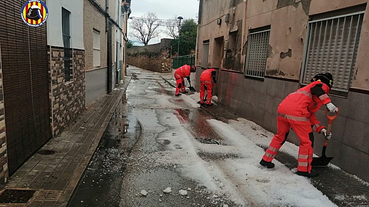 Personal de las brigadas BRIFO del Consorcio Provincial de Bomberos de Valencia retiran granizo de las calles en Ollería