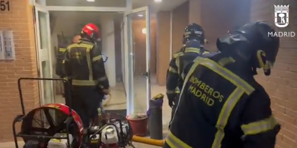 Un incendio en un bar de Villaverde obliga a desalojar a los vecinos de 30 viviendas
