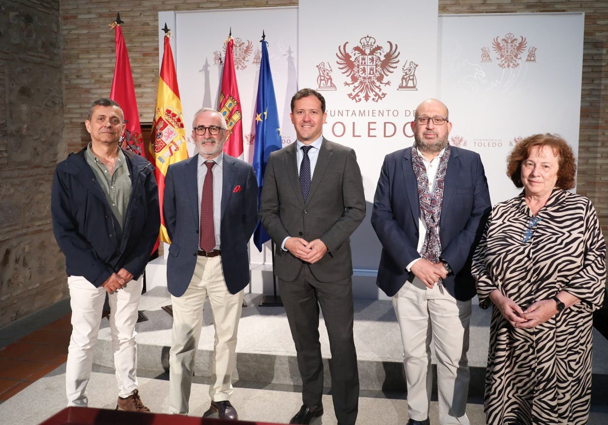 De izq. a derecha: el hijo del artista, José Bernardo García, el comisario de la exposición, Juan Antonio García, el alcalde de Toledo, el diputado Tomás Arribas, y la concejal Ana Pérez