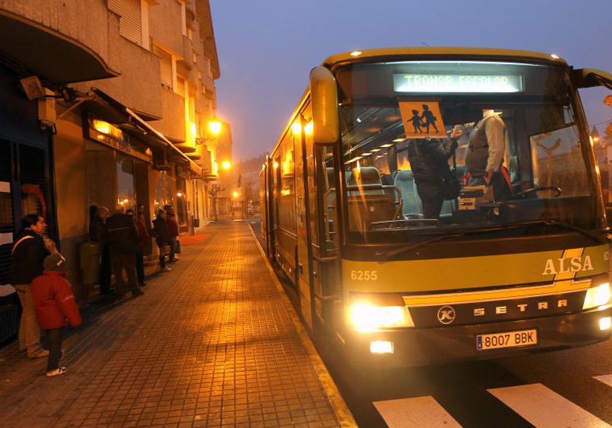 Imagen genérica de un autobús escolar recogiendo alumnos