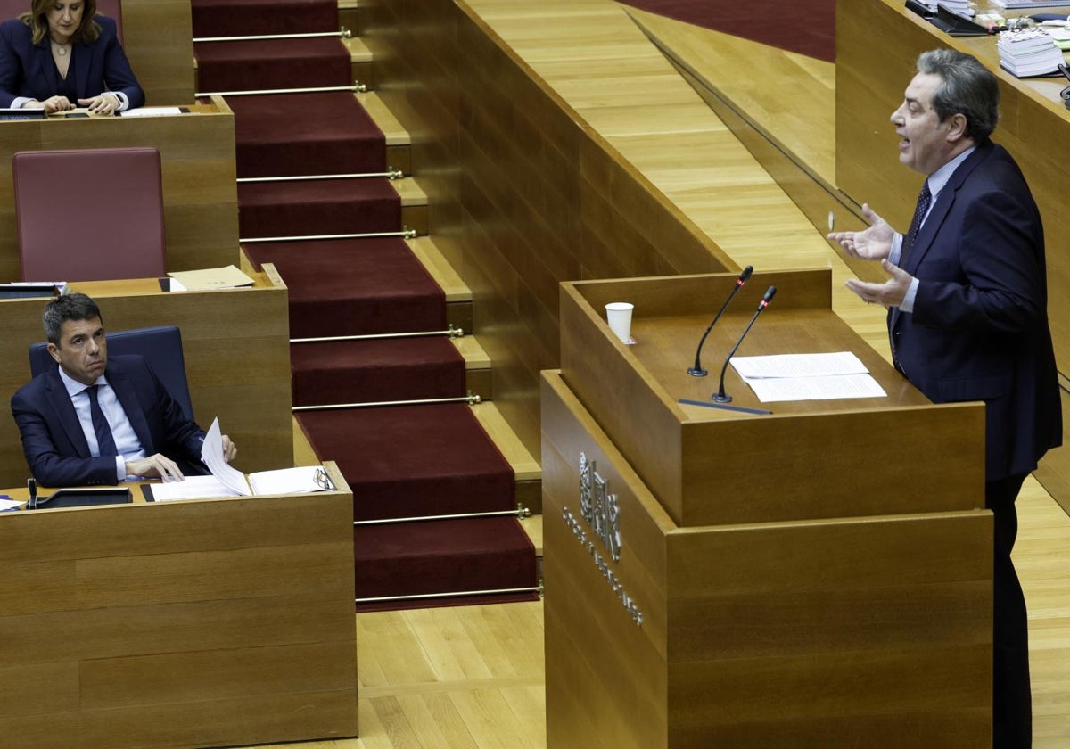 El presidente de la Generalitat Valenciana, Carlos Mazón, escucha la intervención del síndic de Vox en las Cortes Valencianas, José María Llanos