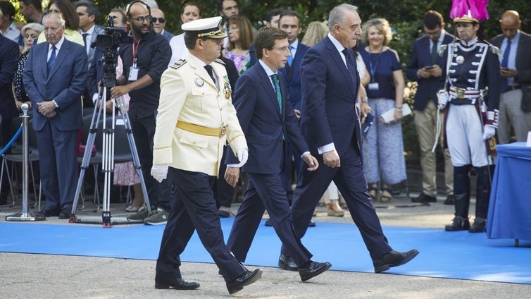 La vicealcaldesa descarta por ahora el cese del director de la Policía, que está de baja psicológica