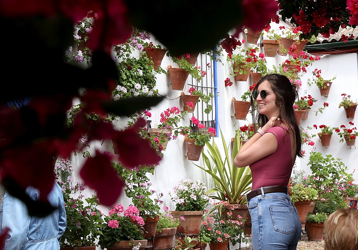 Una joven visita el patio de Marroquíes, 6
