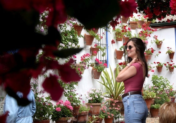 Una joven visita el patio de Marroquíes, 6