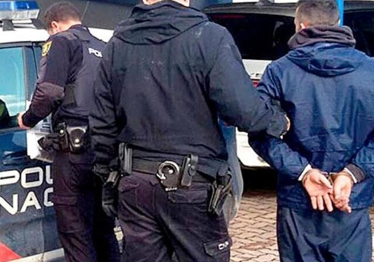 La Policía Nacional con un detenido en una imagen de archivo