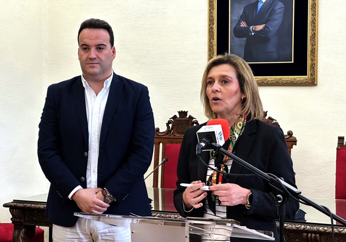 El alcalde junto a la concejala de Recursos Humanos