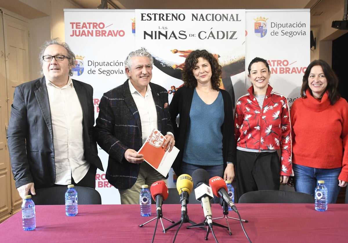 El diputado de Cultura, José María Bravo y el director del Teatro Juan Bravo, Marco Costa, presentan, junto a las actrices de la compañía ‘Las niñas de Cádiz’, el estreno nacional de ‘La Reina Brava’