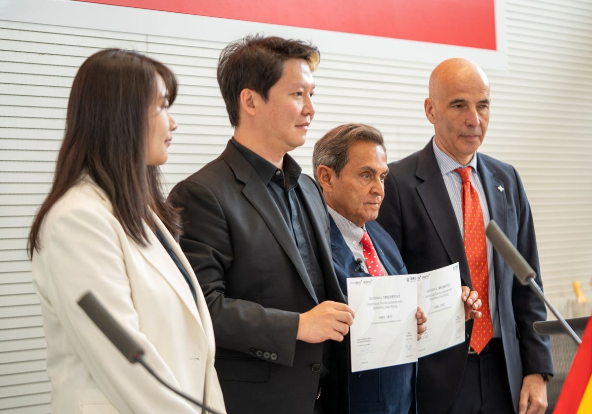 Imagen de representantes de Mediderma y la firma Wanjing Group