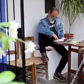 José María Sabalete, a la puerta de su casa en Marroquíes, 6