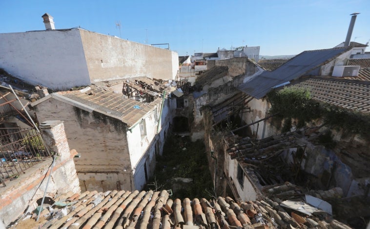 Imagen principal - Presidente de una gran empresa cordobesa como Grupo Puma, tras su llegada al accionariado de Bodegas Campos en momentos complicados no sólo ha logrado enderezar el rumbo de la enseña gastronómica sino que ha tenido entre ceja y ceja el proyecto de rehabilitar la casa emblema de los patios cordobeses situada a la espalda del restaurante, en el número 15 de la calle Badanas. Empieza la cuenta atrás con la licencia de obras para el proyecto de hospedería que permitirá visitar este espacio hoy en ruinas.