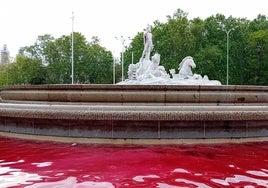 Greenpeace tiñe de rojo el agua de la fuente de Neptuno para reclamar al Gobierno un embargo de armas a Israel