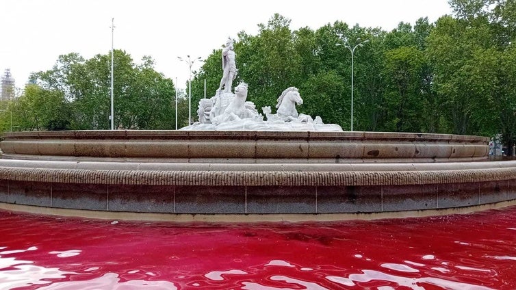 Greenpeace tiñe de rojo el agua de la fuente de Neptuno para reclamar al Gobierno un embargo de armas a Israel