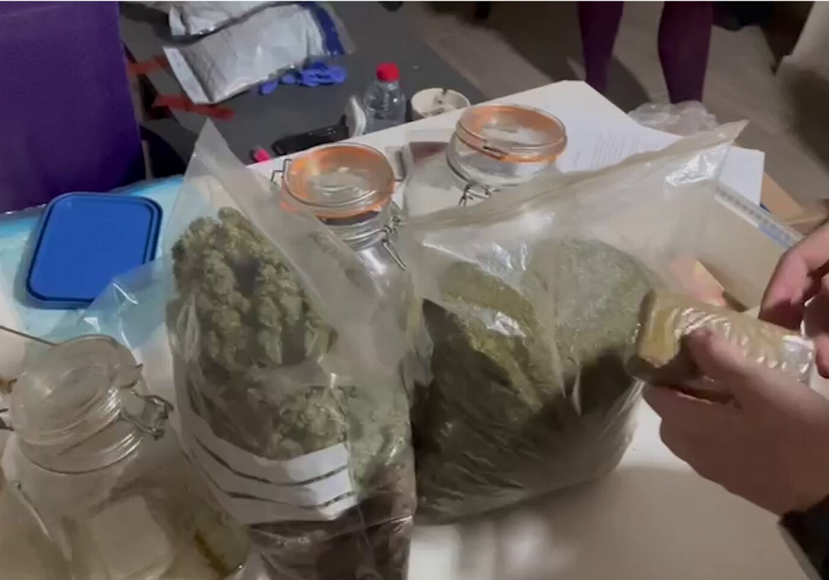 Imagen de bolsas de cannabis y hachís intervenidas en Alicante