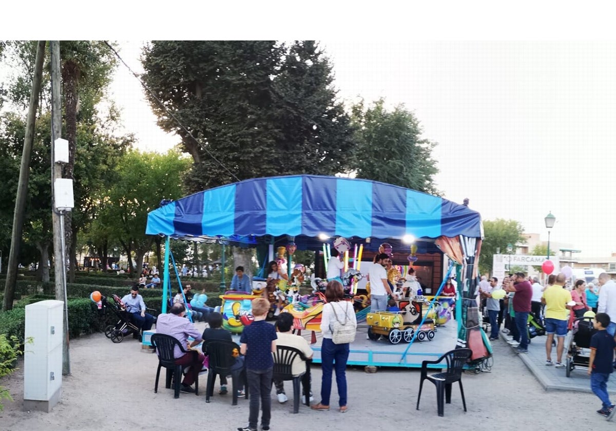 Montar a los niños en los caballitos de la Vega, una tradición muy querida en la ciudad