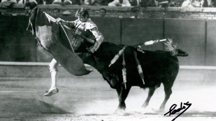 El Cordobés durante la cogida que sufrió en la axila